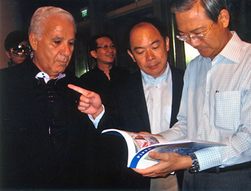 Pippo borrello con Mr. Tan Kay Yong, direttore del Politecnico di Singapore e con il Dr. Lee Boon Yang, ministro dell'informazione