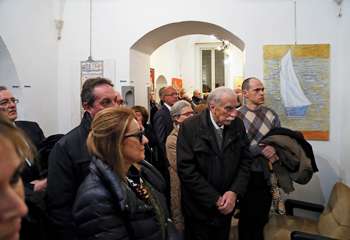 Il pubblico numeroso presente all'esposizione personale di Arti Visive a Roma